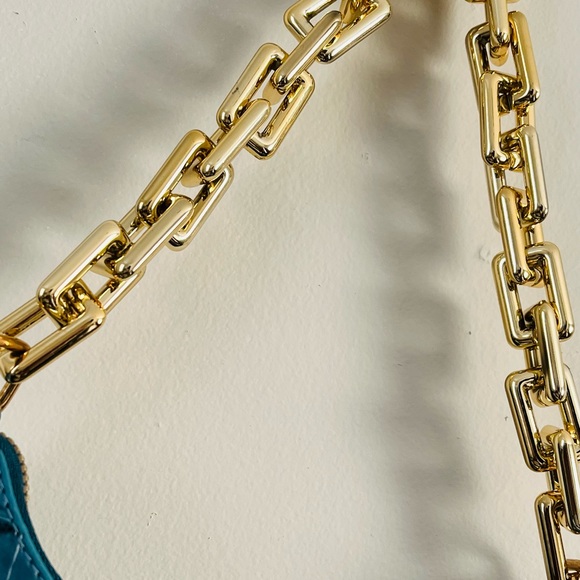 Chain Link Shoulder Bag - Picture 3 of 4